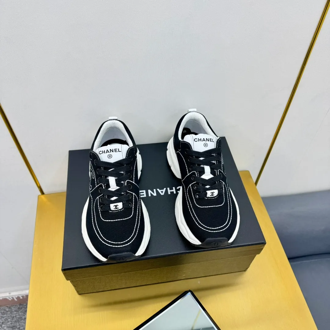 👟👟Ex-factory price 620👟👟 Upgraded version, upgraded version, upgraded version! No rebuttal accepted! ! ! ! Chanel Chanel dad shoes, couples' model for men and women - 2025 top casual sports shoes in the counter. This classic design; the upper is electro-embroidered with various techniques; ❷The inner lining is made of: original Yangli + net ❸The outsole is based on: the original TPU combination outsole. The full set of boutique packaging for women 35–41